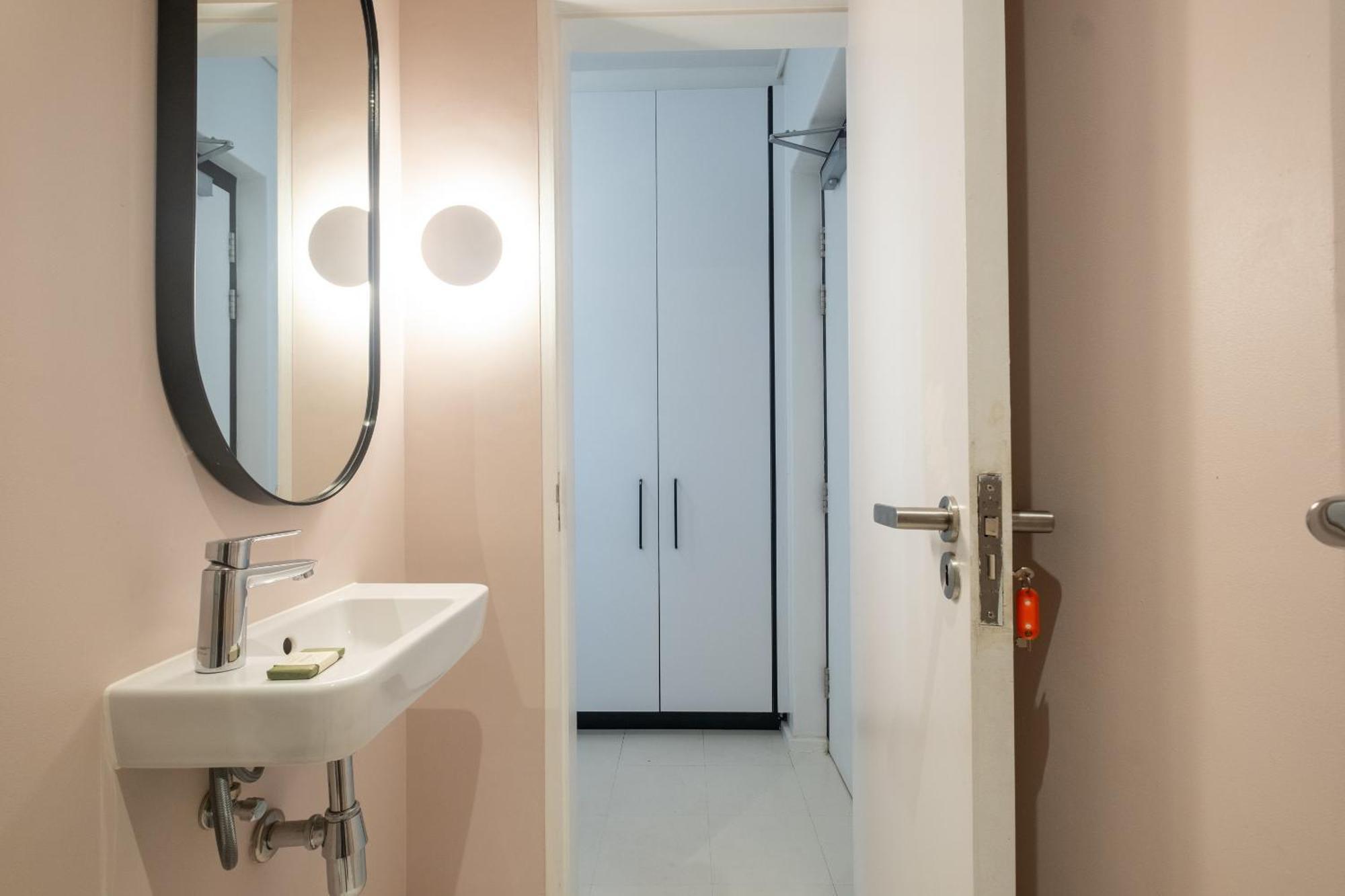 Flamingo 104: Modern Unit With Balcony Le Cap