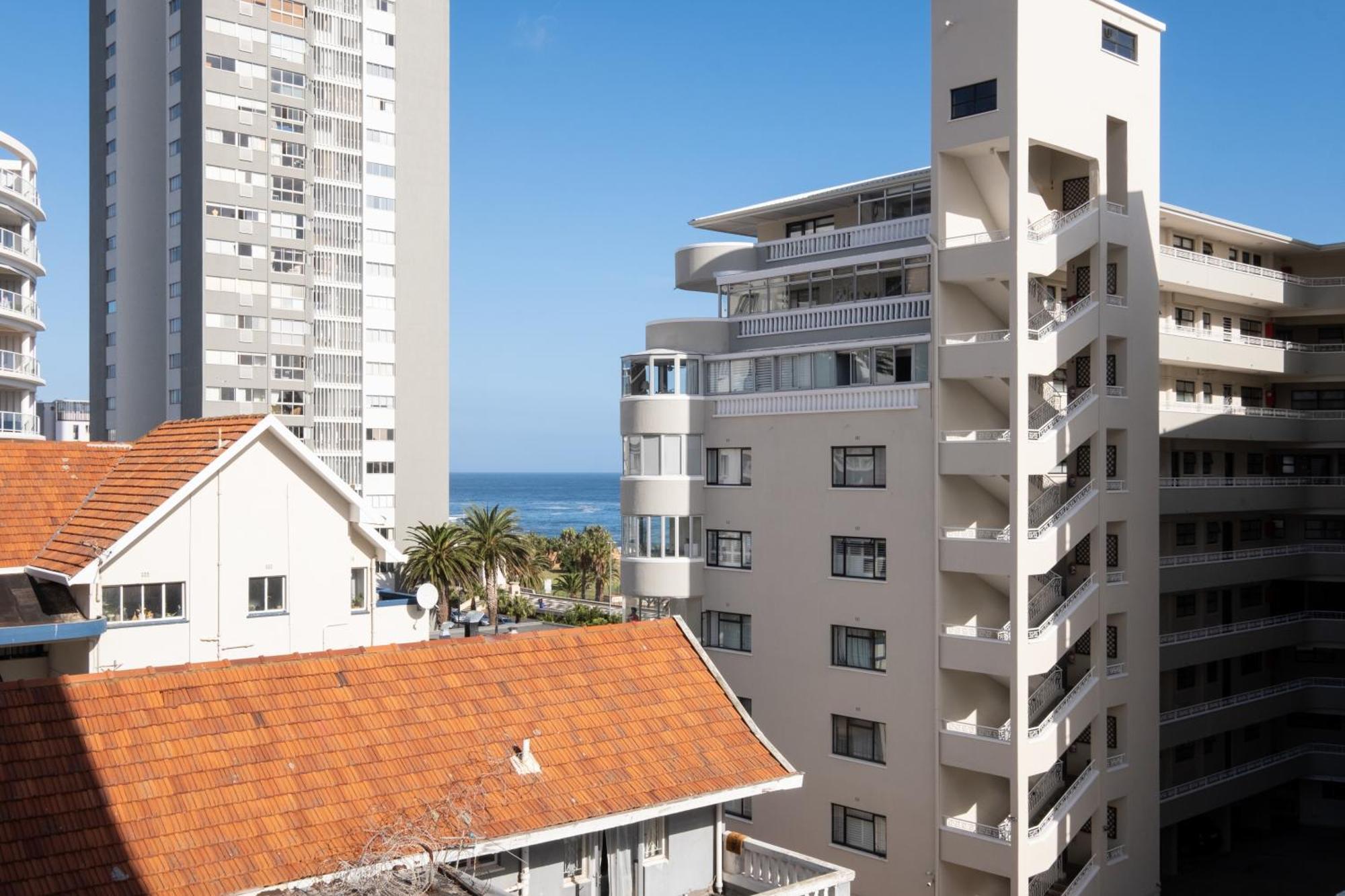 Flamingo 104: Modern Unit With Balcony *