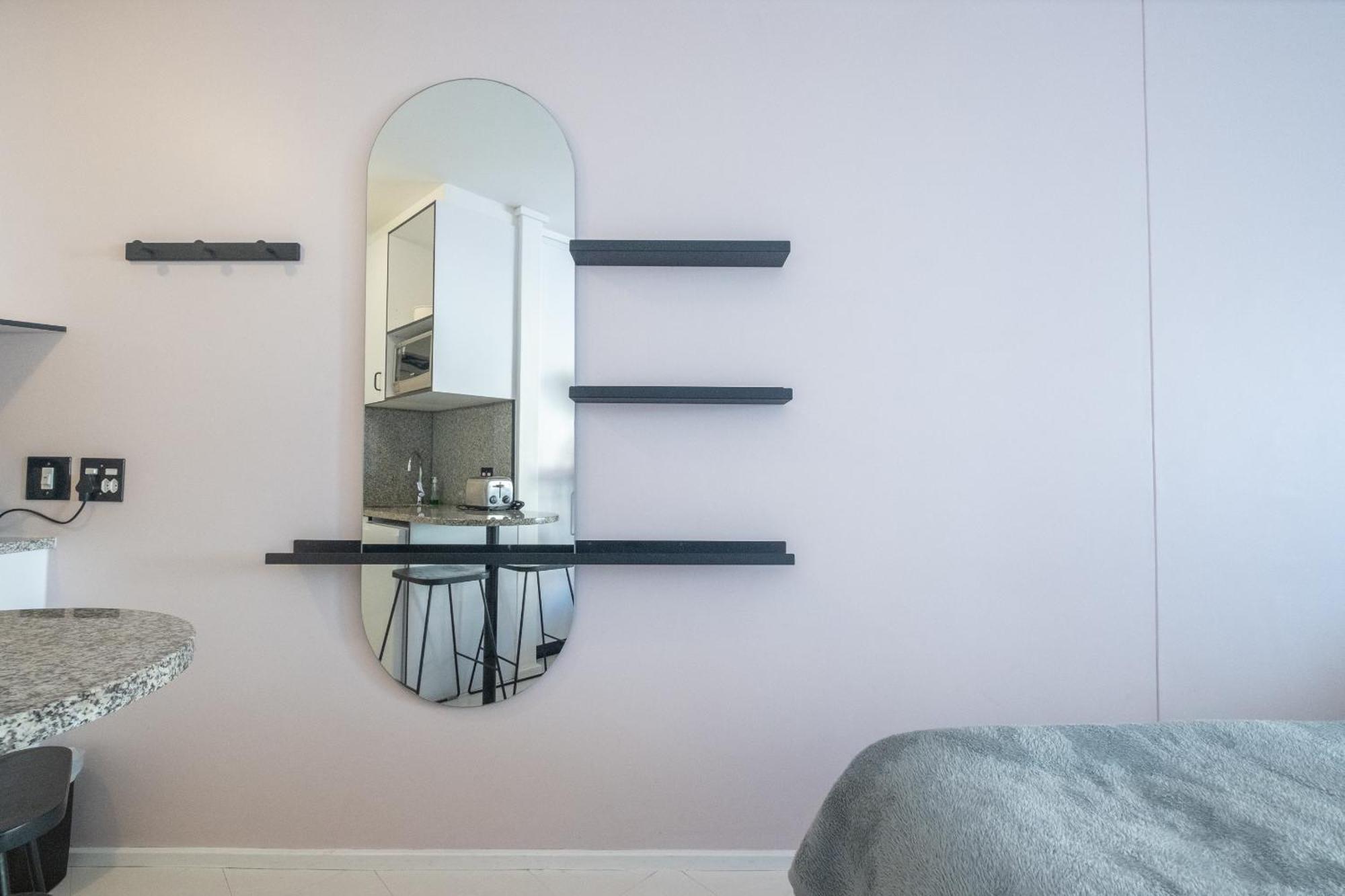 Flamingo 104: Modern Unit With Balcony