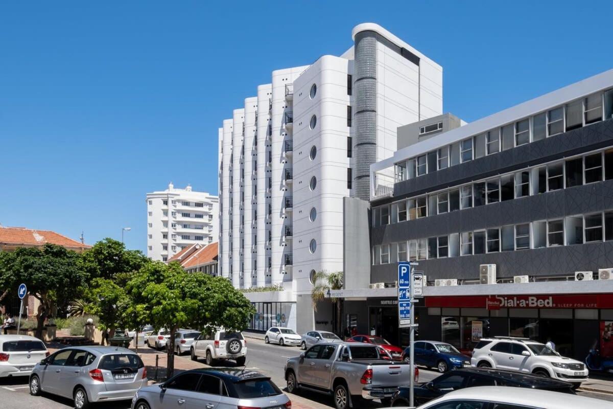 Flamingo 104: Modern Unit With Balcony * Le Cap