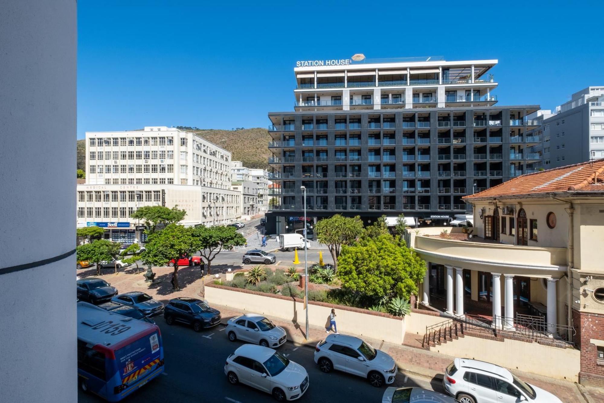 Flamingo 104: Modern Unit With Balcony