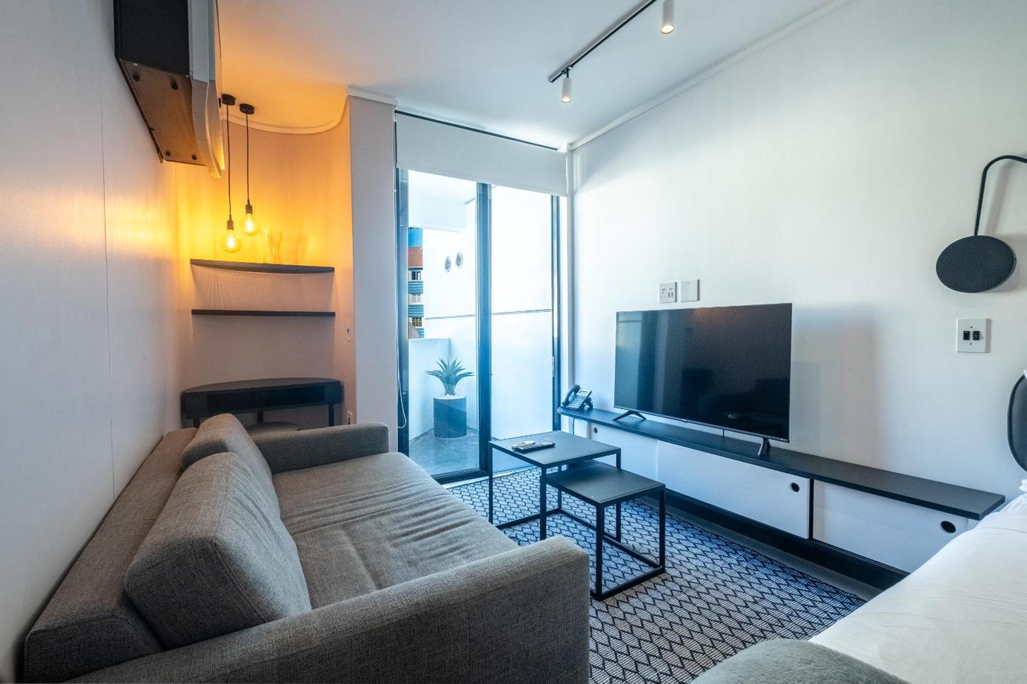 Flamingo 104: Modern Unit With Balcony Le Cap