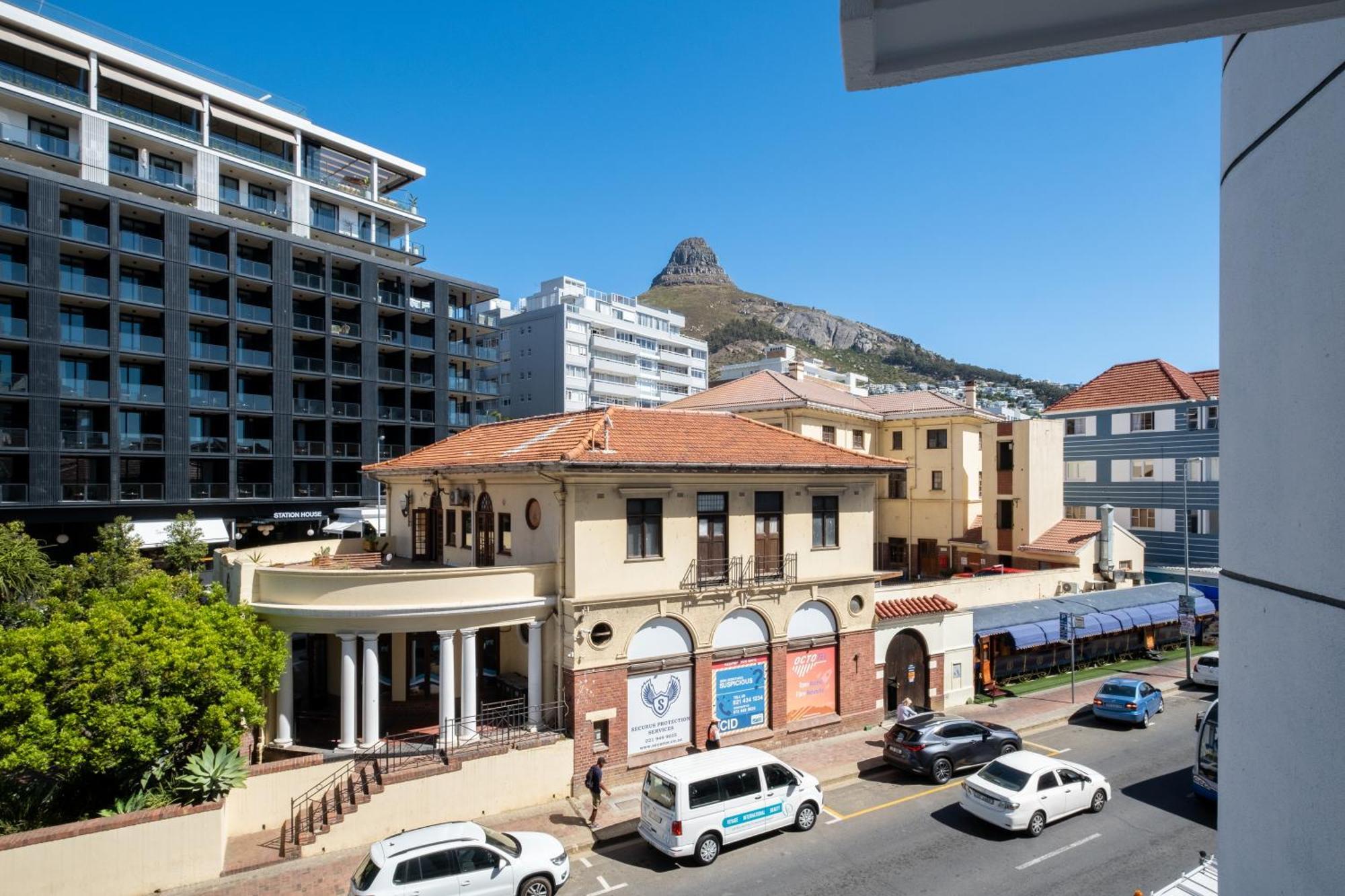 Flamingo 104: Modern Unit With Balcony * Cape Town