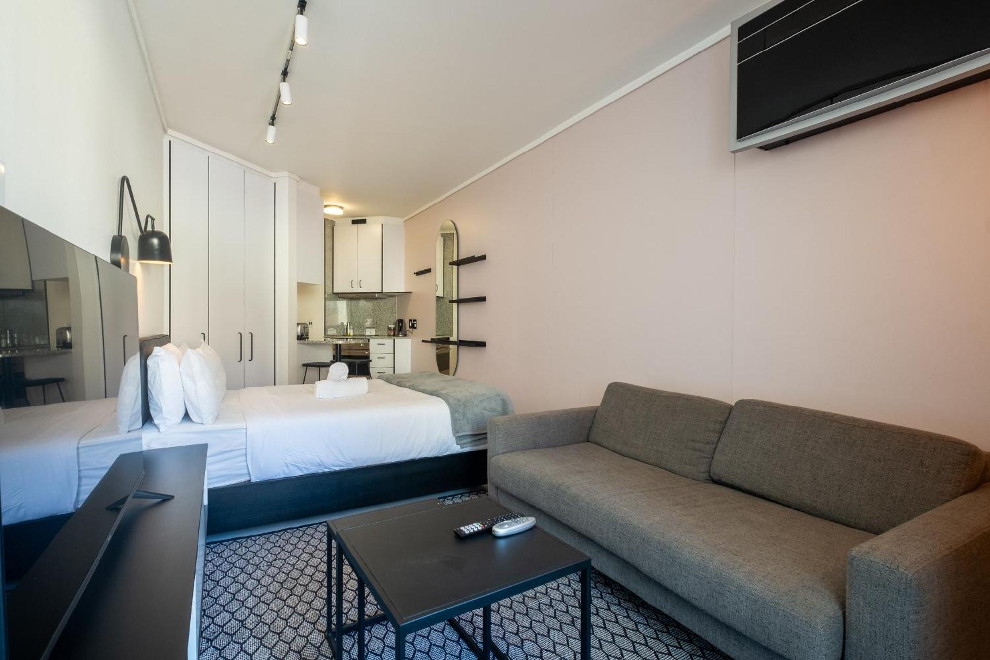 Flamingo 104: Modern Unit With Balcony