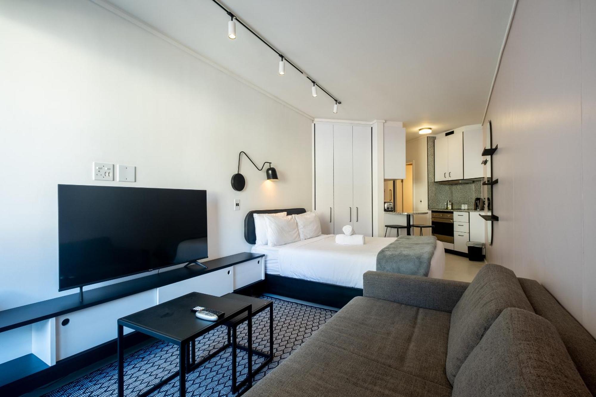 Flamingo 104: Modern Unit With Balcony Apartment Cape Town