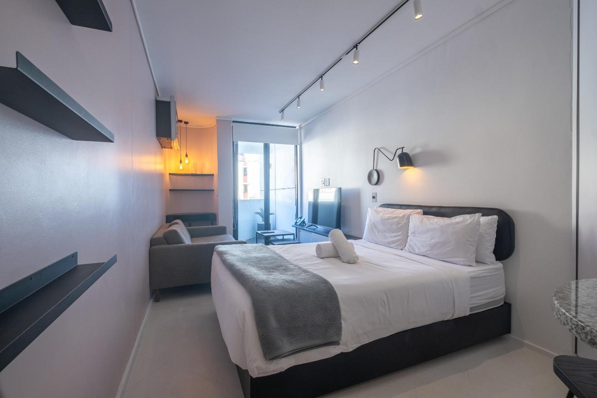 Flamingo 104: Modern Unit With Balcony